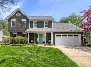 227 N Cambridge Dr, Geneva, IL 60134