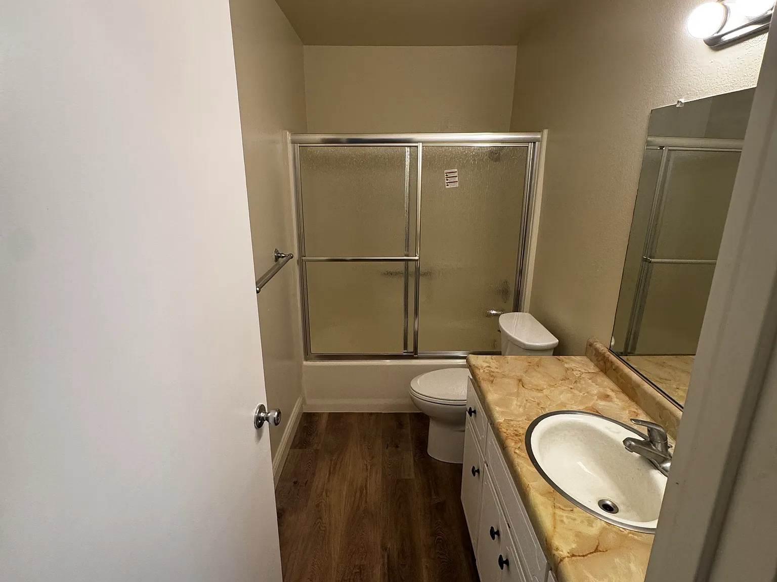 2 bed, 900 sqft, $1,600 — Photo 3