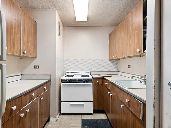 3rd image of 100 Beekman St APT 6N