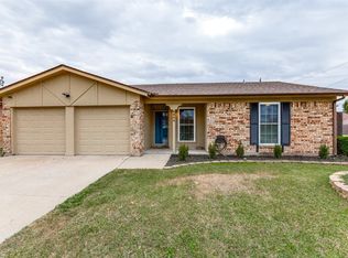 5900 Oak Hill Rd, Watauga, TX 76148