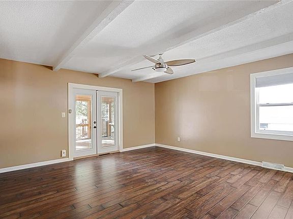 3rd image of 813 NW Castle Dr