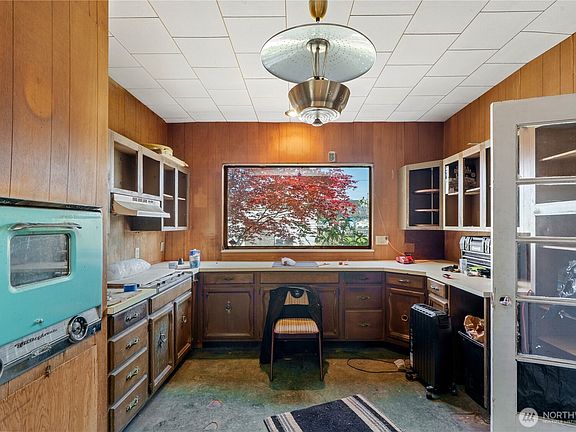 3rd image of 901 W Market Street