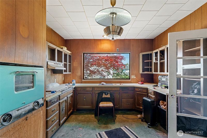 3rd image of 901 W Market Street