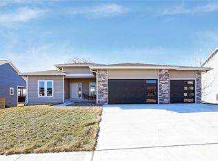 950 Pelican Dr, Polk City, IA 50226