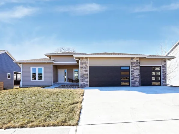 950 Pelican Dr, Polk City, IA 50226