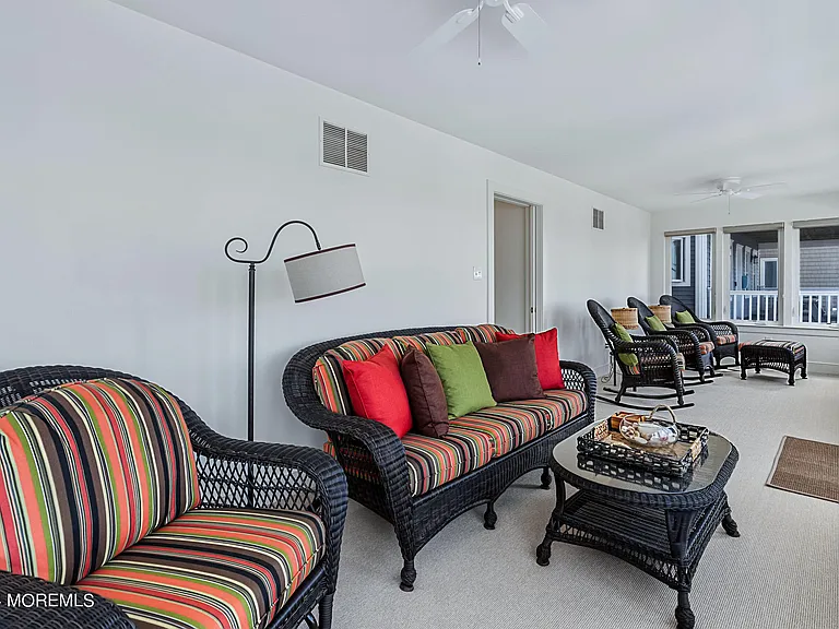 556 Riverside Dr — Photo 3