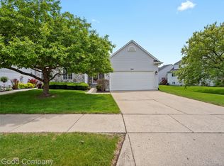 864 Challenging Trl, South Lyon, MI 48178