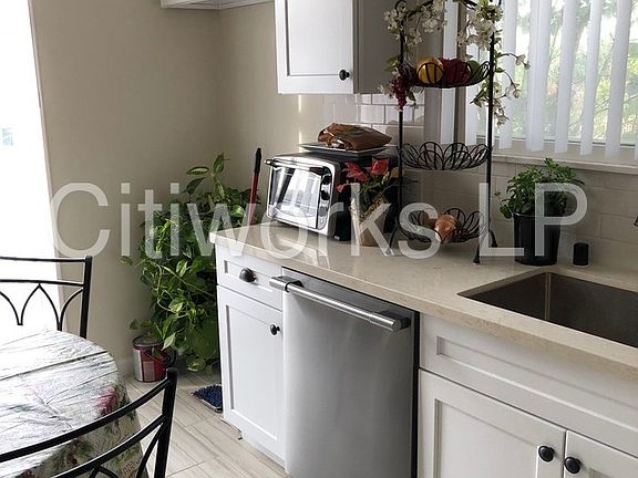 5th image of 450 Wickford Ave