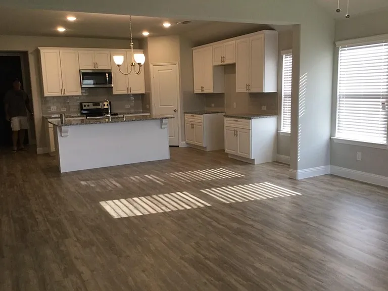 2609 Empire St — Photo 4