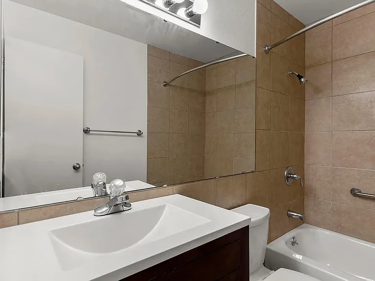 Park Lane Apartments — Photo 10