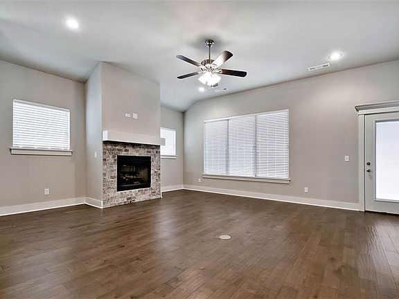 3rd image of 211 Prairie Ln