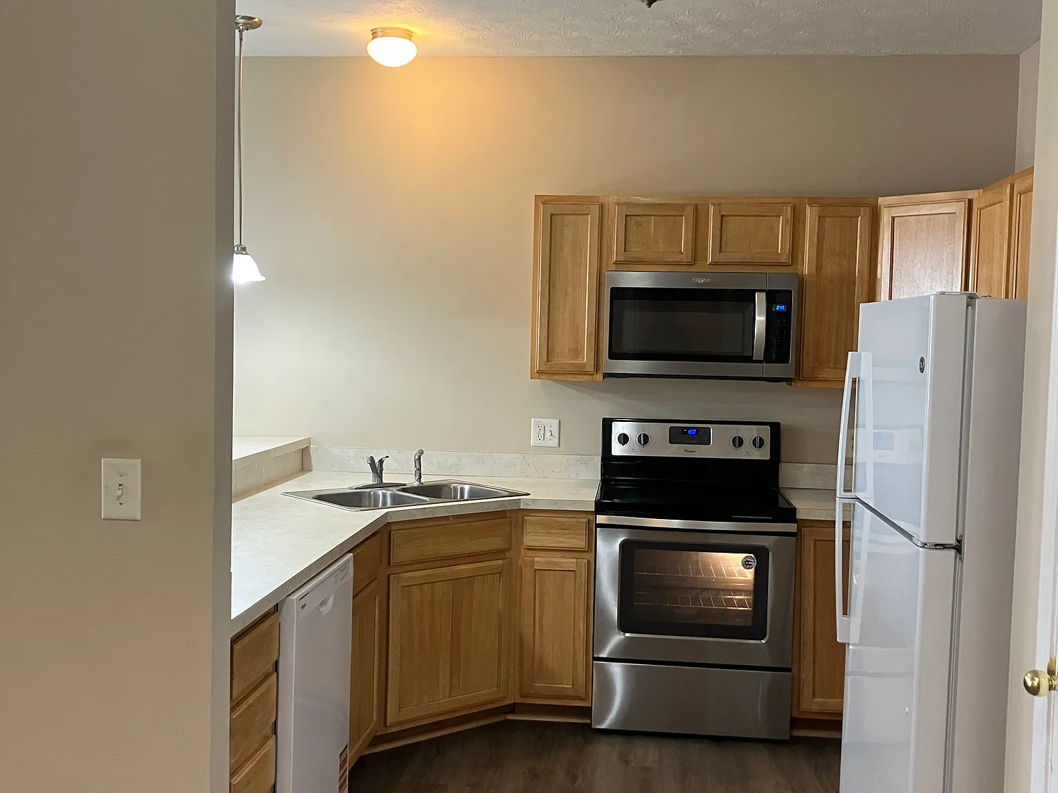 2 bed, 1250 sqft, $1,800 — Photo 2