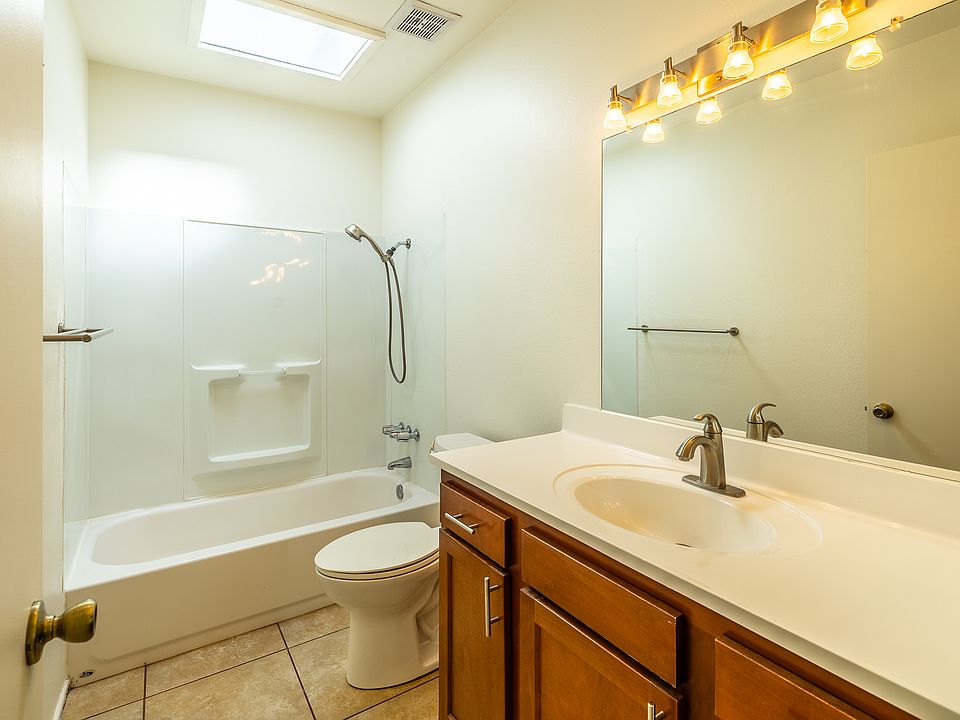 FULL BATHROOM W-SKYLIGHT