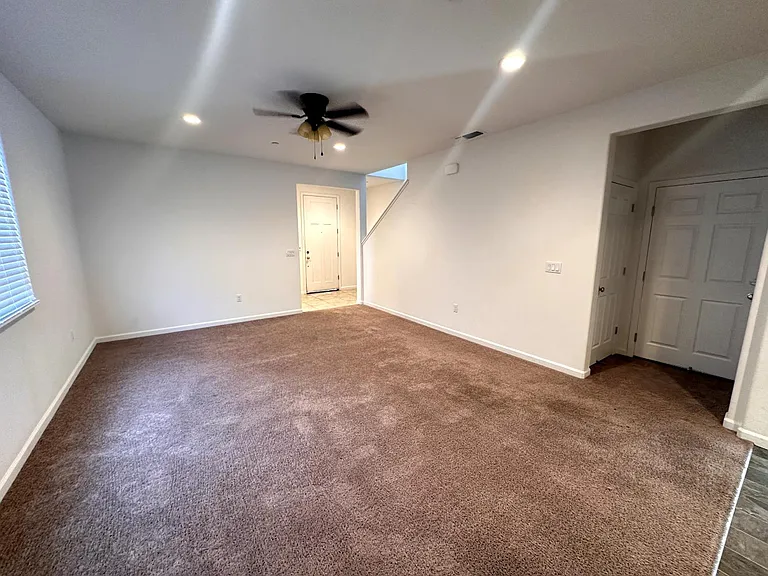 2893 N Schneider Ave — Photo 3