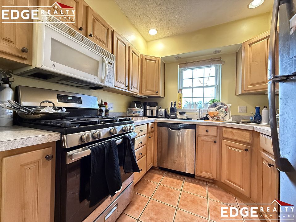 1st image of 190 Lake Shore Rd APT 1