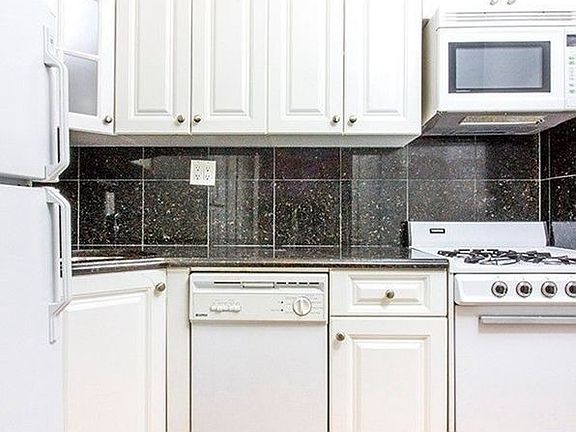 3rd image of 6 E 65th St APT 6C