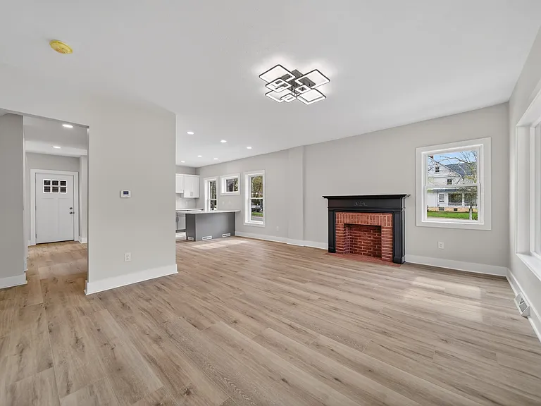 729 W 9th St — Photo 5