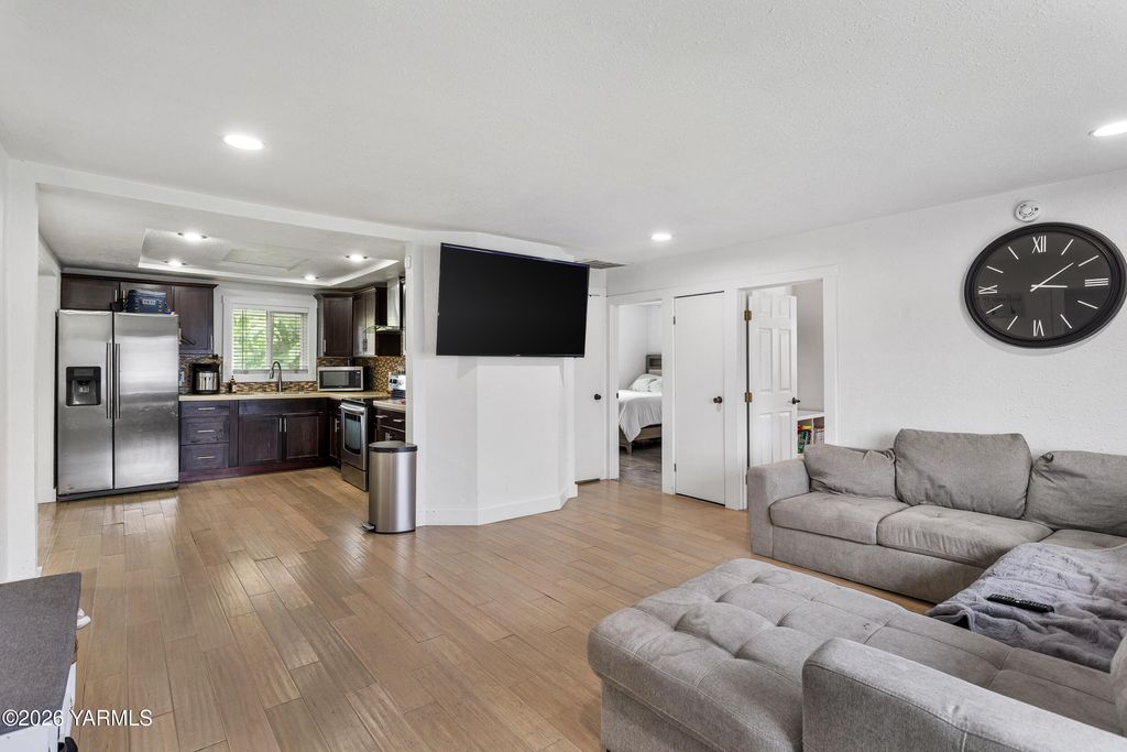207 N F St, Toppenish, WA - View 2