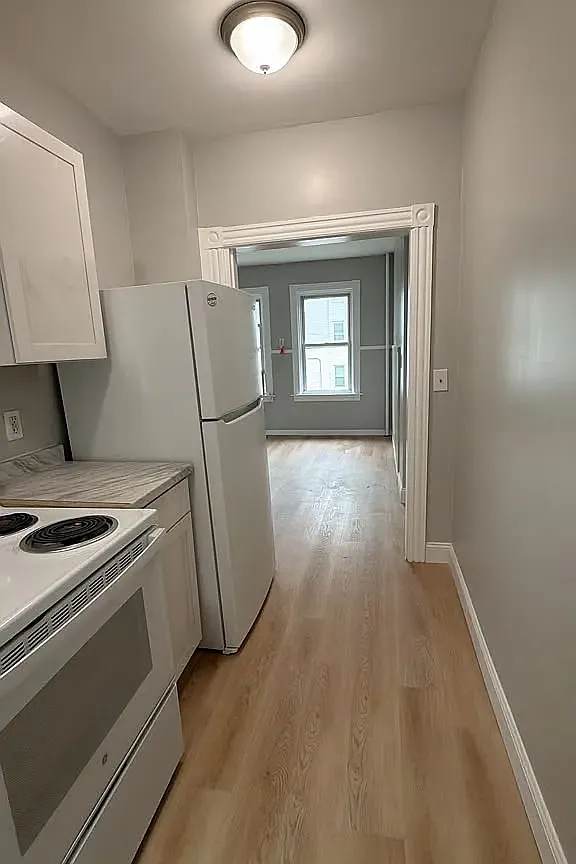 4 bed, $2,500 — Photo 1