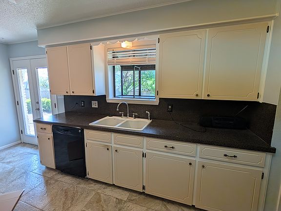 5th image of 806 Lewis Dr