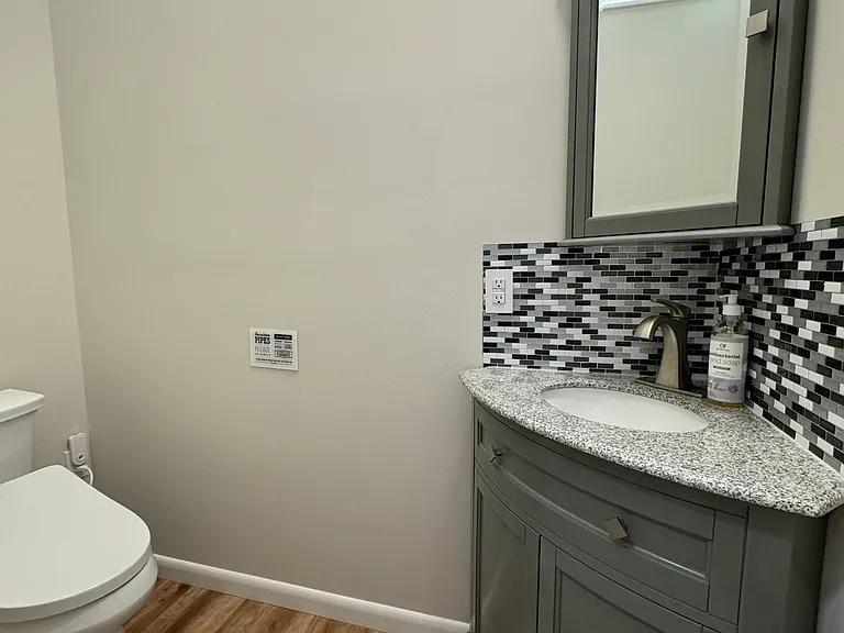 E Woodlawn Rd — Photo 16