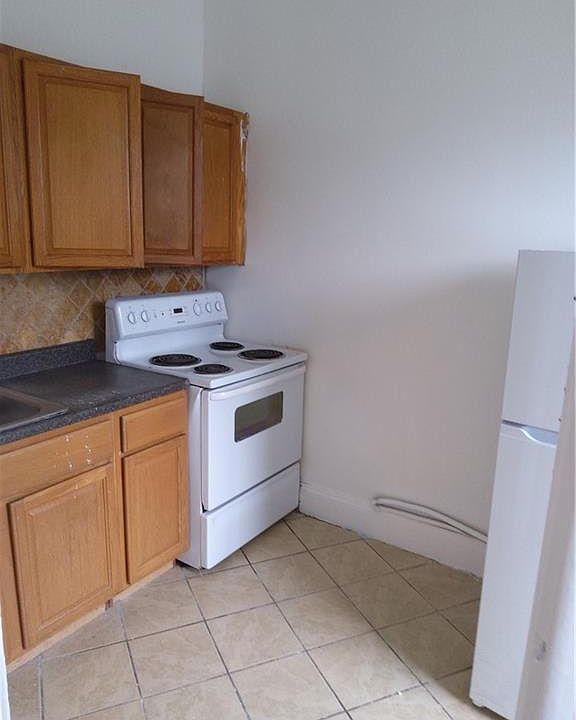 1st image of 275 Grand St