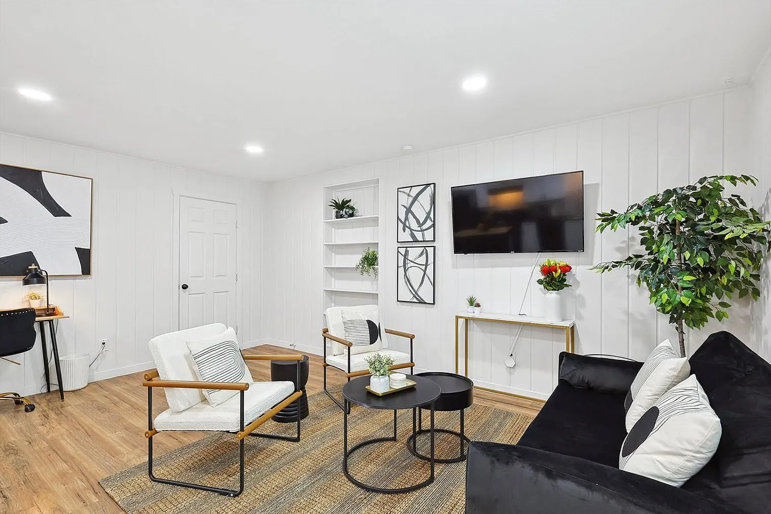 1 bed, 1.0 bath, 592 sqft, $3,241 — Photo 2