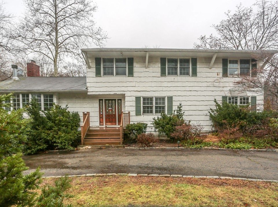 1st image of 10 Pinehurst Dr