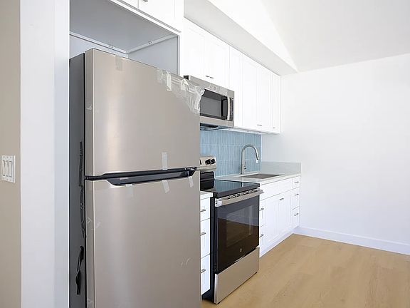 4th image of 4313 1/2 Kenwood Ave