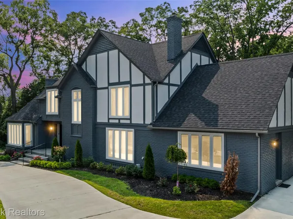 4490 Strathdale Ln, West Bloomfield, MI 48323