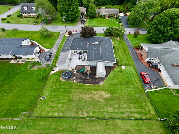 3rd image of 1704 Fairway Dr