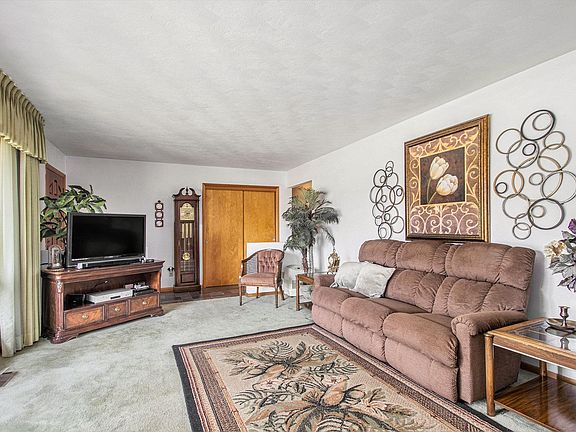 4th image of 318 Terry Ln