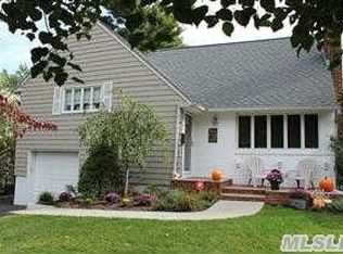 14 Roxbury Rd, Port Washington, NY 11050