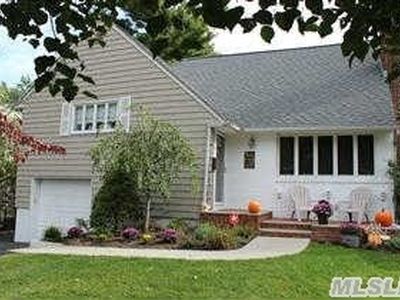 14 Roxbury Rd, Port Washington, NY, 11050