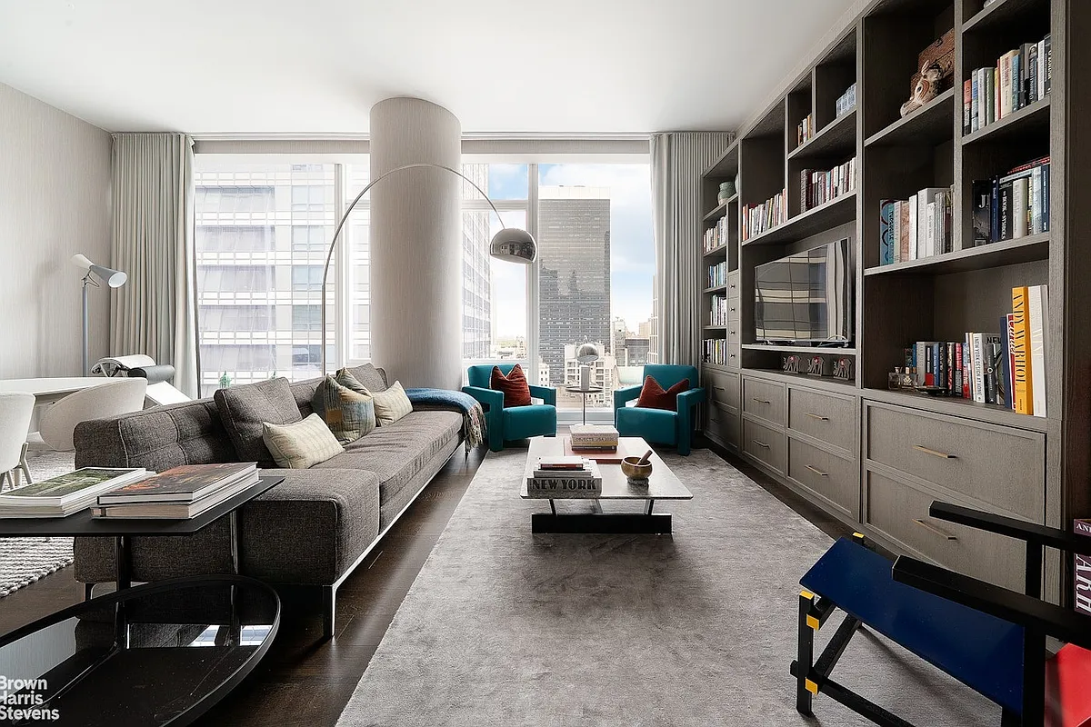 Building Photo - 20 W 53rd St #21B
