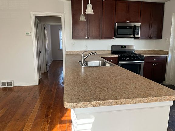 5th image of 2901 W Queen Ln APT B