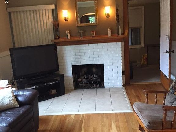 4th image of 528 Eleanor St NE