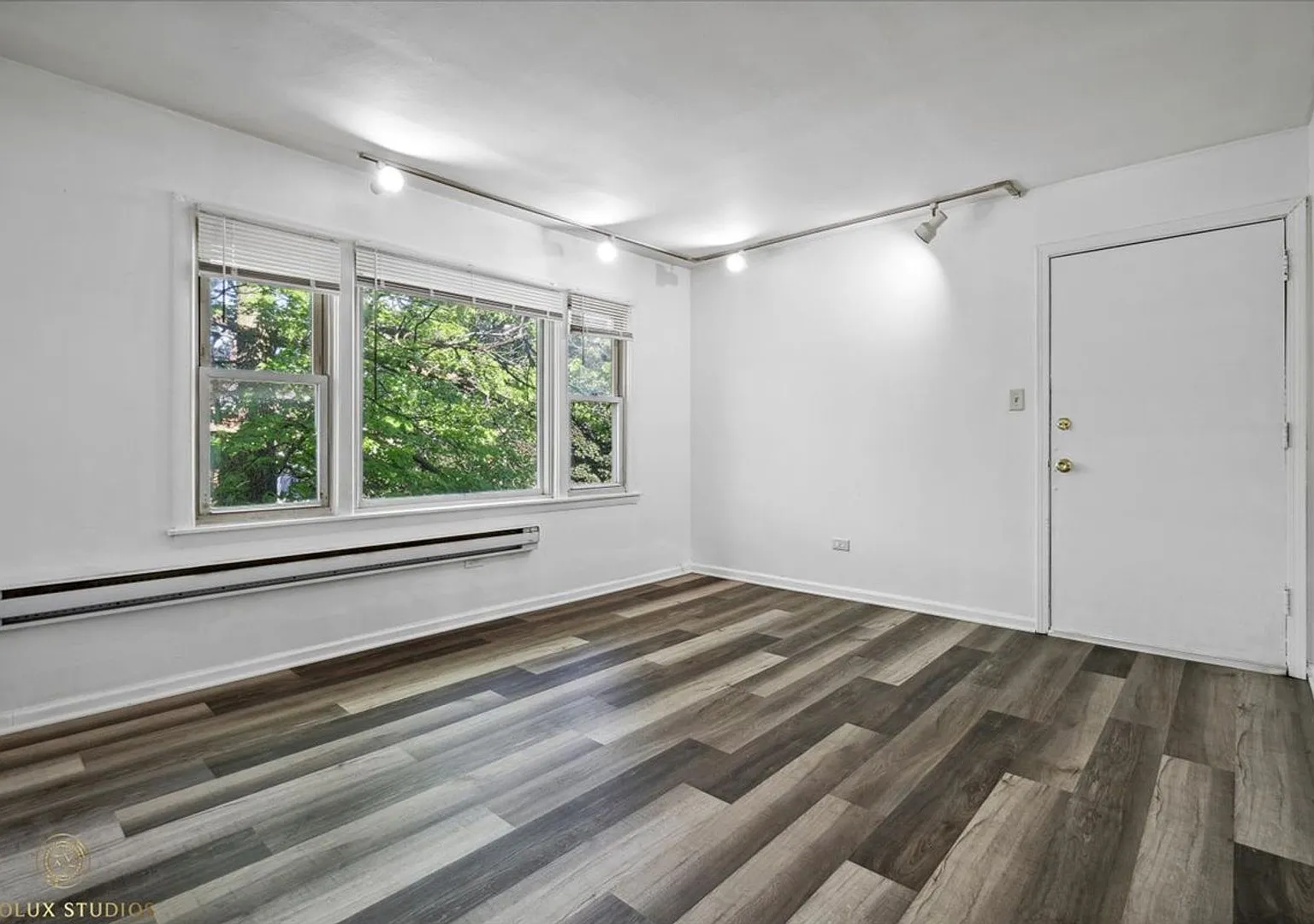 One Bedroom Apartment - Great Location! — Photo 2