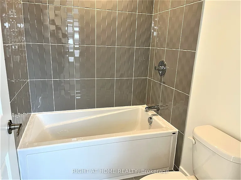 902 Duxbury Ln — Photo 23