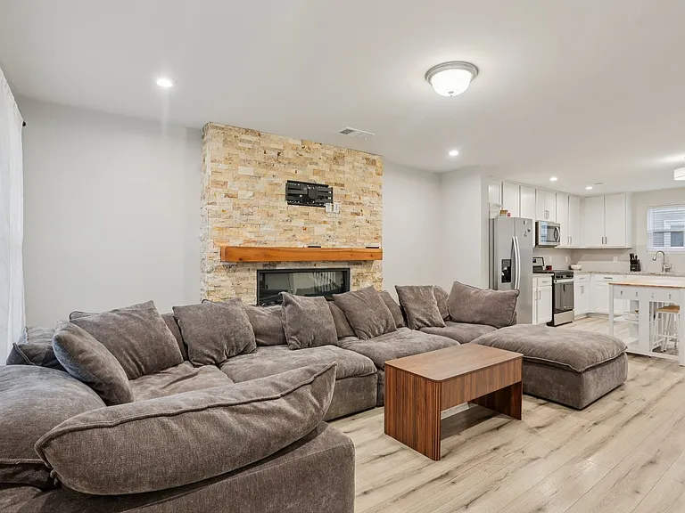 207 Mount Royal Ct — Photo 9