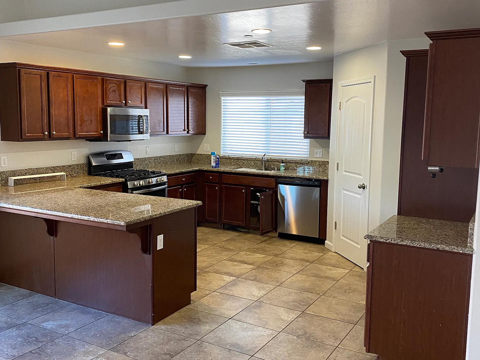 4 bed, 1998 sqft, $2,750 — Photo 4
