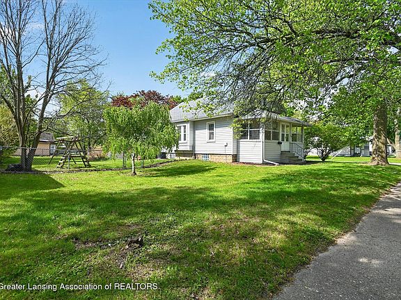 2nd image of 702 E Cavanaugh Rd