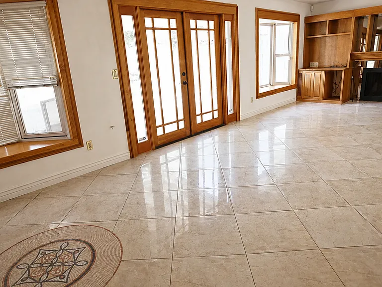426 E Susan Ln — Photo 13