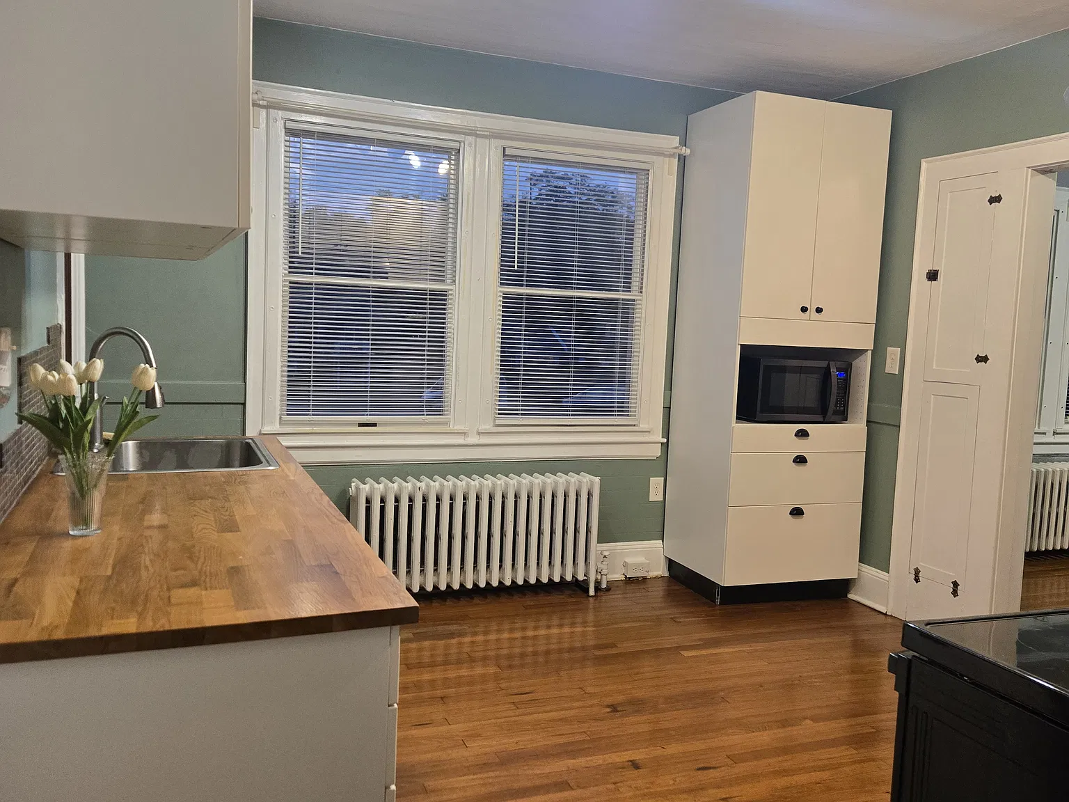 3 bed, 1564 sqft, $1,975 — Photo 1