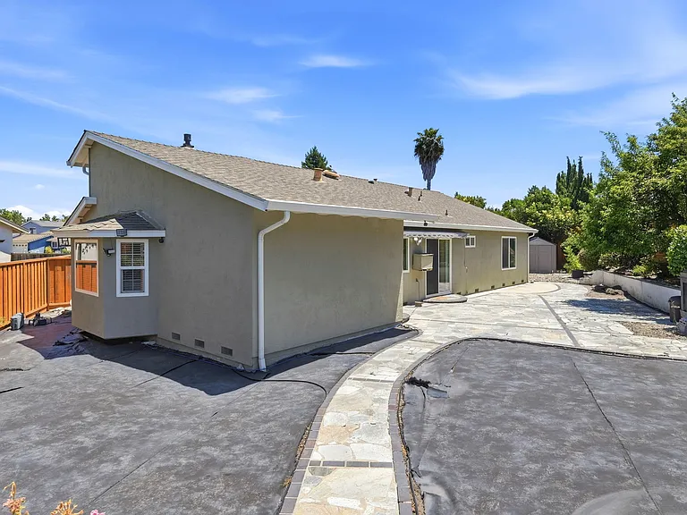 325 Goshen Ct — Photo 39
