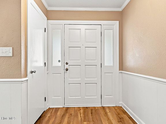 4th image of 3809 Robin Road