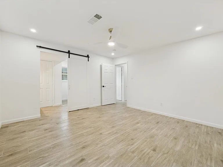 5411 Logston Ln — Photo 16