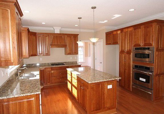 Gourmet kitchen w/custom cabinets, stainless,granite