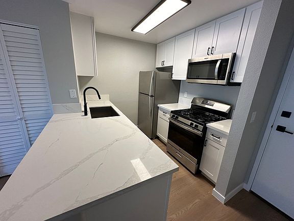 3rd image of 1400 Venice Blvd APT 207