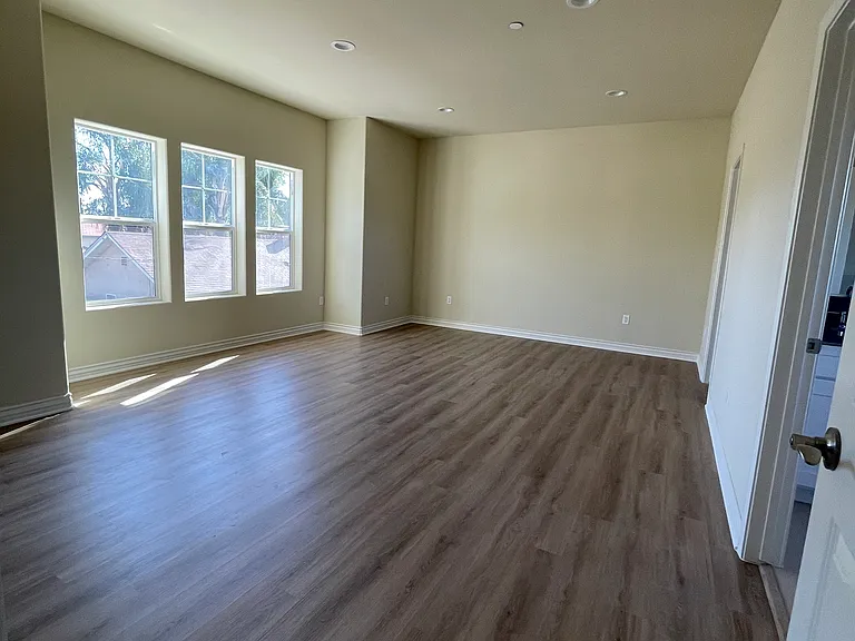 632 E Grand Ave — Photo 6